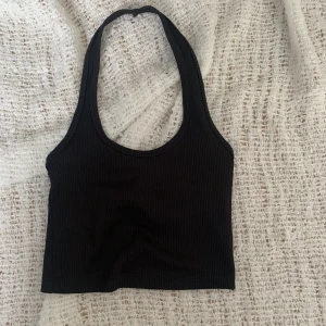 Halterneck topp - Svart halterneck topp, knappt använd storlek XS.