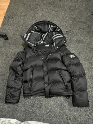 Burberry jacka / Väst  - Hej säljer nu min burberry vinterjacka/väst som är i väldigt fint skick.  Jackan är precis som ny inga skador eller fläckar. Storlek M men passar även L.  Pris: 5000  Dustbag och tags medföljer 