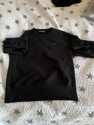 Acne studios sweatshirt  - Säljer min acne tröja pga fel storlek så aldrig använd. Köpt på nk i Stockholm för 2195