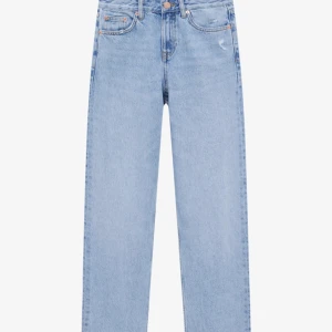 Ljusa straight jeans  - Köpta från zalando och är i märket pull and bear.andvända ca 2 gånger och säljes pga att dom är förstora. Dom är slusålada från zalando så passa på! bra skick!