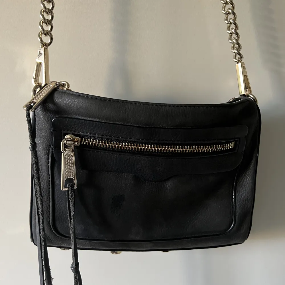 rebecca minkoff väska i mörkblå med guld detaljer, köparen står för frakten! ej spårbar frakt kostar 40kr spårbar kostar 99kr. Accessoarer.