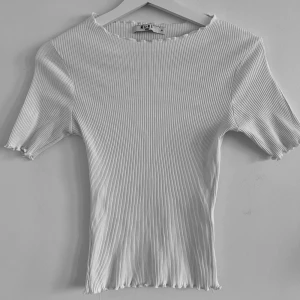 Stretchiga Vit Topp - Denna är tajt med superstretch, jätteskönt material och hög krage 🦢