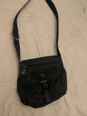 Prada crossbody väska - Vintage variant köpt av highendmarkets.