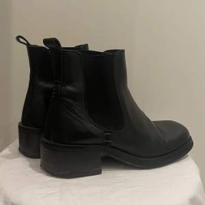 Ett par snygga svarta läder boots som säljs på grund av för liten storlek. De är i storlek 38