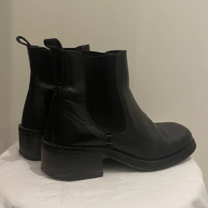 Ett par svarta läder boots - Ett par snygga svarta läder boots som säljs på grund av för liten storlek. De är i storlek 38