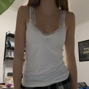 Spetslinne  - Säljer detta jättesöta linnet från pieces! Endast använd ett fåtal gånger och är i jättefint skick🌟om flera är intresserade startar jag budgivning