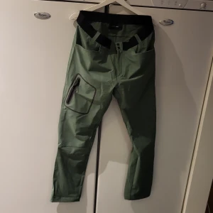 Friluftsbyxor - Dambyxor stl xl. Stretchigt material. Använd en gång. 