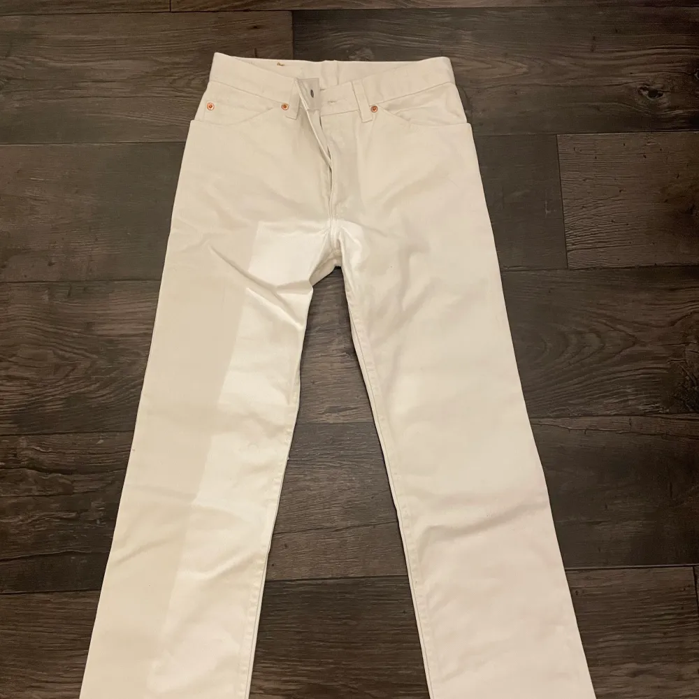 Säljer nu dessa vita jeans som jag köpte av en tjej här på Plick för ett tag sedan. Säljer då dom var försmå när jag fick hem dom, så de har inte kommit till någon användning. Storlek: W29 L34, men något mindre i storleken! Köparen står för frakten. Jeans & Byxor.