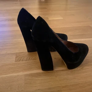 Klackar i läder och mocka - Säljer mina superfina högklackade skor i äkta läder. Köpta på Aldo i USA