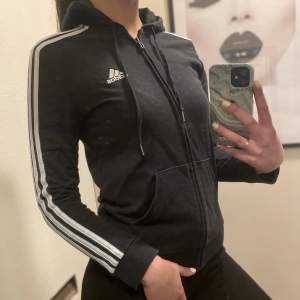 Svart adidas hoodie i storlek S. Bra skick! Köpare står för frakt 🤍