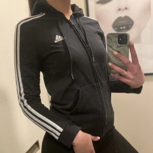 Svart Adidas hoodie storlek S - Svart adidas hoodie i storlek S. Bra skick! Köpare står för frakt 🤍