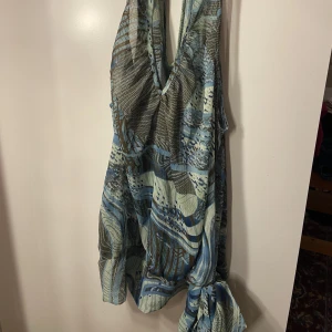 Blå topp - Super fin blå topp som man knyter vid höften lite genomskinligt material 