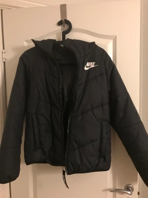 Nike jacka - Jättefin nikejacka använd ca 5 gånger i nyskick, inga defekter. Köpt för 700kr. Passar XS-S