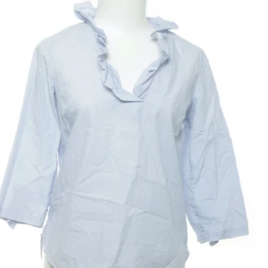 Blåvit blus💞 - Blus från Holly&White i storlek 38, är lite osäker vad nypriset är men jag säljer den för 60kr😁 Om ni har nån annan fråga eller vill någon mer bild så kan ni skriva till mig!!💞 