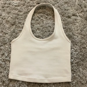 Halternecktopp - Halternecktopp ifrån H&M som jag köpte i våras. Stl xs. Har en liten fläck på framsidan (sista bilden) men är ej märkbar. Var mycket populär i somras. Fråga gärna om ni undrar något 💕💗