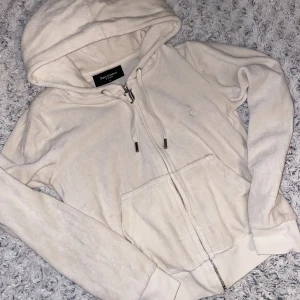 JUICY COUTURE VIT - Juicy couture sugar swizzle, storlek XS. Använd fåtal gånger. Fint skick. Säljer för att jag aldrig använder den längre.  Nypris: 1099kr Mitt pris: 350kr Köparen står för frakten 🥰  Skriv om du vill ha fler bilder 