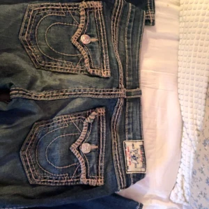 true religion byxor - as snygga true religion byxor som är för stora på mig 🙏 dem e förlånga för mig o jag är ungefär runt 160. använda en gång typ😁