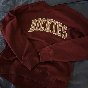 Dickies sweatshirt nyskick - Väldigt snygg sweatshirt i storlek L.  Haft ute denna innan men blev ingen affär. Så nu kör vi igen🫶🏻  BUDA I KOMMENTARERNA