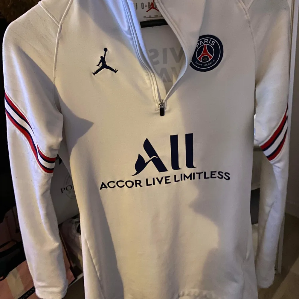 Psg tröja storlek xs🌸 . Hoodies.