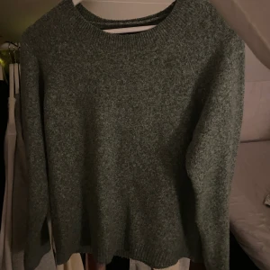 Stickad tröja - Denna populära stickad tröja aldrig använd i strl M frakt tillkommer 💗