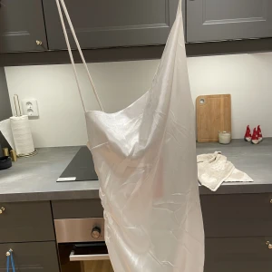 Vit klänning  - Vit klänning i storlek 38, prislappen är kvar och aldrig använd. Båda Axelbanden ska vara på samma axel, därav att den ena är längre än den andra.