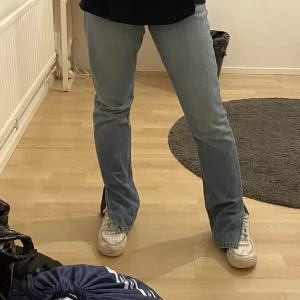 Jeans strl. 36! - Säljer dessa jeans från Nelly med slits i storlek 36. Jag är 168cm lång.