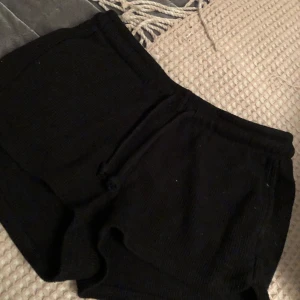 Mjukisshorts  - Svarta Mjukisshorts ! Knappt använda! Frakt tillkommer på 40kr💟