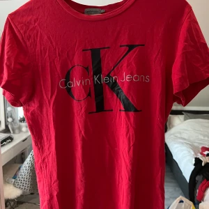 Calvin Klein T-shirt  - Röd calvin Klein T-shirt, storlek s 