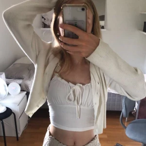 Vit stickade kkofta - Funderar på att sälja min supergulliga vita ribbstickade kofta då den inte kommer till så mycket användning hos mig. Den är bara använd några fåtal gånger och aldrig tvättad tror jag, så skicket är jättebra! Nypris 250 kr, pris kan diskuteras.💗💗