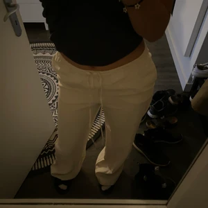 Linne byxor från HM - Intressekoll på mina beiga linnebyxor ifrån H&M. Samma modell som dom svarta  på andra bilden, som är lånad och inte mina💖 skriv privat för fler bilder! Använda en gång så i nyskick