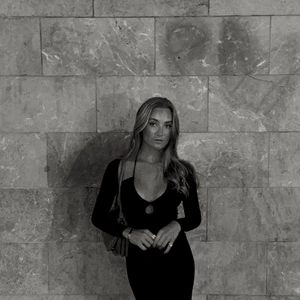 Svart midiklänning med cut-outs - Min faaaaaavoritklänning ever. Midi, tajt, cut-outs vid byst och snöre runt halsen som man kan knyta lite som man vill. I väldigt fint skick, använd 2 gånger. Köparen står för frakt. ❤️