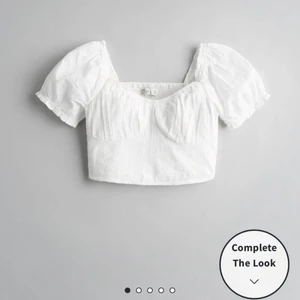 Off the shoulder crop top från Hollister - Söt vit off the shoulder crop top från Hollister 🌸 Del av ett set 🌸 Kuporna är något större på toppen så passar perfekt till de med större byst 🌸 Aldrig använd 🌸  Nypris: 367 kr 