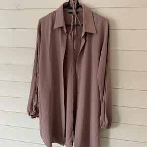 Lång skjorta - Snygg lång skjorta med tillhörande band! Kan användas till stranden eller som en vanlig klänning, storlek 38 men passar S/M! Från Shein