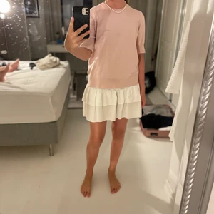 Tjocktröja - En jättefin rosa tjocktröja med kort ärm, Nyskick!! Superduper fin till både finare tillfällen och normala👌🏼 Strl S💓💓