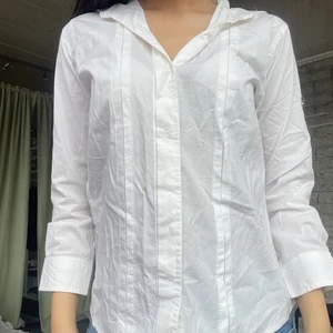 Button up white shirt - Its not supposed to be Wrinkled it will get fixed with a quick Iran it is so nice and beautiful and the buttons are also covered it doesn’t fit me anymore