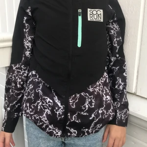 🖤❤️ - Jag säljer min dotters skal jacka!