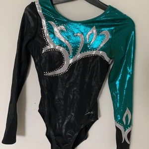 Grön gymnastikdräkt - Grön fin gymnastik dräkt, storlek 164, använd fåtal gånger och är i fint skick. 