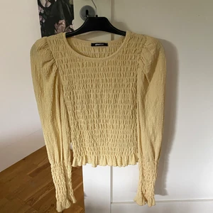 Gul topp - Supersöt gul topp från gina tricot. 50 kr + frakt💕