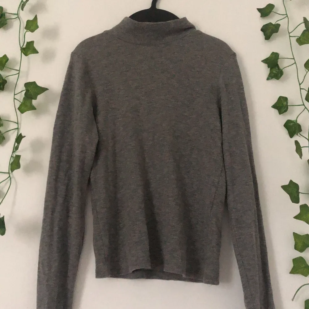 Säljer denna gråa tröja, om du är intresserad kontakta mig, köpare står för frakt ❤️. Tröjor & Koftor.