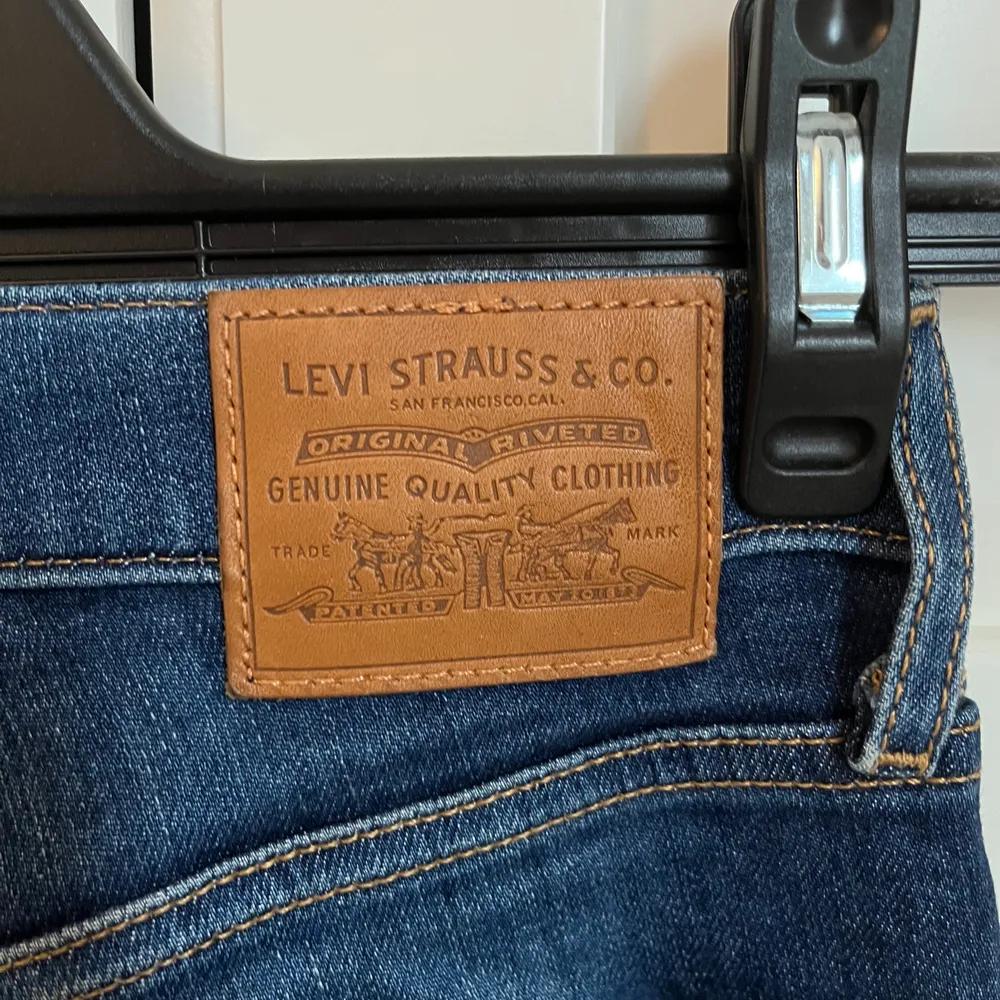 Mörkblå stretchiga skinnyjeans från Levi’s. Stl 24.  Fint skick. . Jeans & Byxor.