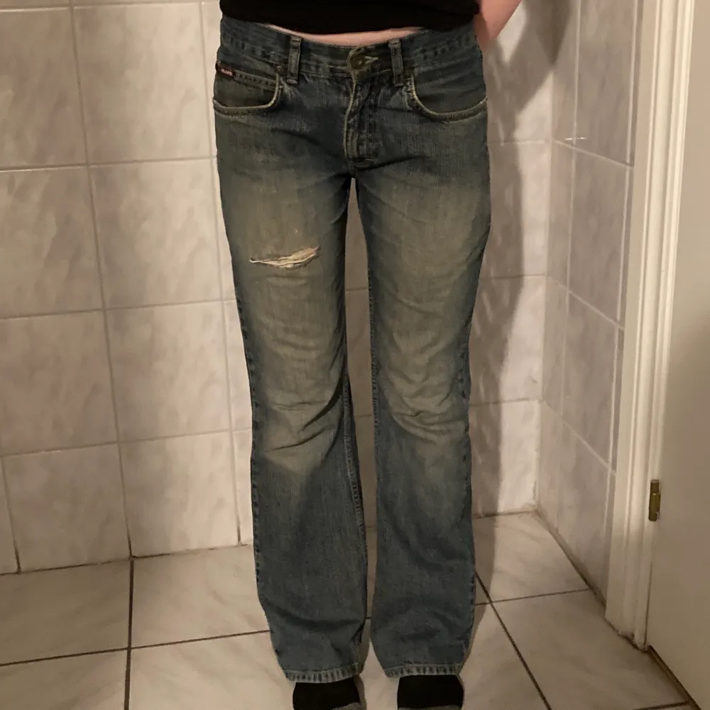 ‼️SLUTAR BUDGIVNINGEN FREDAG KL 14 IST‼️  Jätte fina blend denim jeans i fin urtvättat färg😍 litet hål på ena benet men det är bara snyggt! Storl k 29 vilket jag skulle säga är typ S/M Jag är 170 cm för referens. Jeans & Byxor.