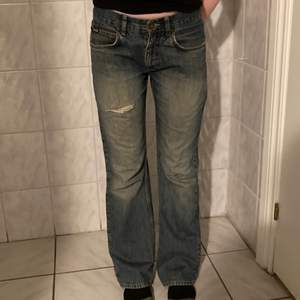 ‼️SLUTAR BUDGIVNINGEN FREDAG KL 14 IST‼️  Jätte fina blend denim jeans i fin urtvättat färg😍 litet hål på ena benet men det är bara snyggt! Storl k 29 vilket jag skulle säga är typ S/M Jag är 170 cm för referens
