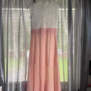 Fin rosa klänning med vit spets i storlek S som är använd ett fåtal gånger! Säljer den då jag tyvärr inte har någon användning av den! Tveka inte att kontakta mig om du har några frågor eller om du vill ha mer bilder på klänningen!💕