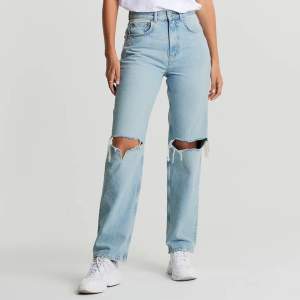 Säljer mina supersnygga 90s jeans som endast är använda 2-3 gånger. Köpta för 599kr. Supersnygga, supersköna och passar till allt!