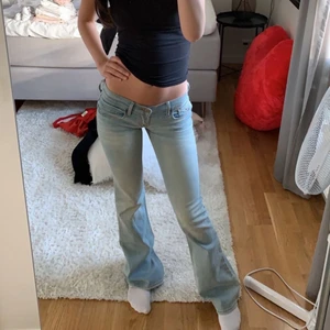 Lågmidjade bootcut jeans - Hollister lågmidjade jeans i ljusblå. Storlek 24/33. Jag är 165. Säljer vid bra bud. Kom med prisförslag. Aldrig använda endast testade. Innrebenslängd 81cm, midja 72cm.