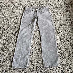 Weekday Arrow Low Straight Jeans  - INTRESSEKOLL på dessa lågmidjade jeans från Weekday! Köpta förra veckan, men märkte för sent att de va för tajta och kunde inte skicka tillbaka. Nypris 500kr säljer för 400kr+frakt! Hör av dig för fler bilder/ frågor!☺️