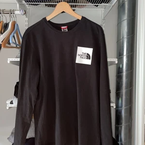 North face Långärmad - Jag säljer min North face longsleeve som jag köpte förra året. Knappt använd, skick 9/10. Säljer den då jag inte tycker den är lite najs längre