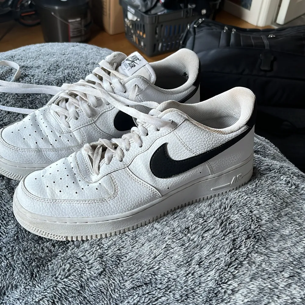 Jag säljer dessa Nike air force 1 med svart Nike logga. dom är väl använda, och har några fläckar men går fortfarande att använda. Storlek 42,5.. Skor.