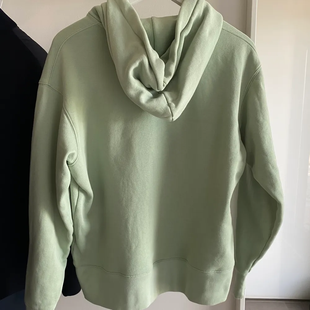 Acne studios ”Face hoodie” i säsongsfärgen Mintgrön. Den är använd men är i gott skick, jag fixar givetvis iordning den innan köp. Den är i vanlig passform så därav behöver man aktivt ha storleken XS om den ska passa oftast.. Hoodies.