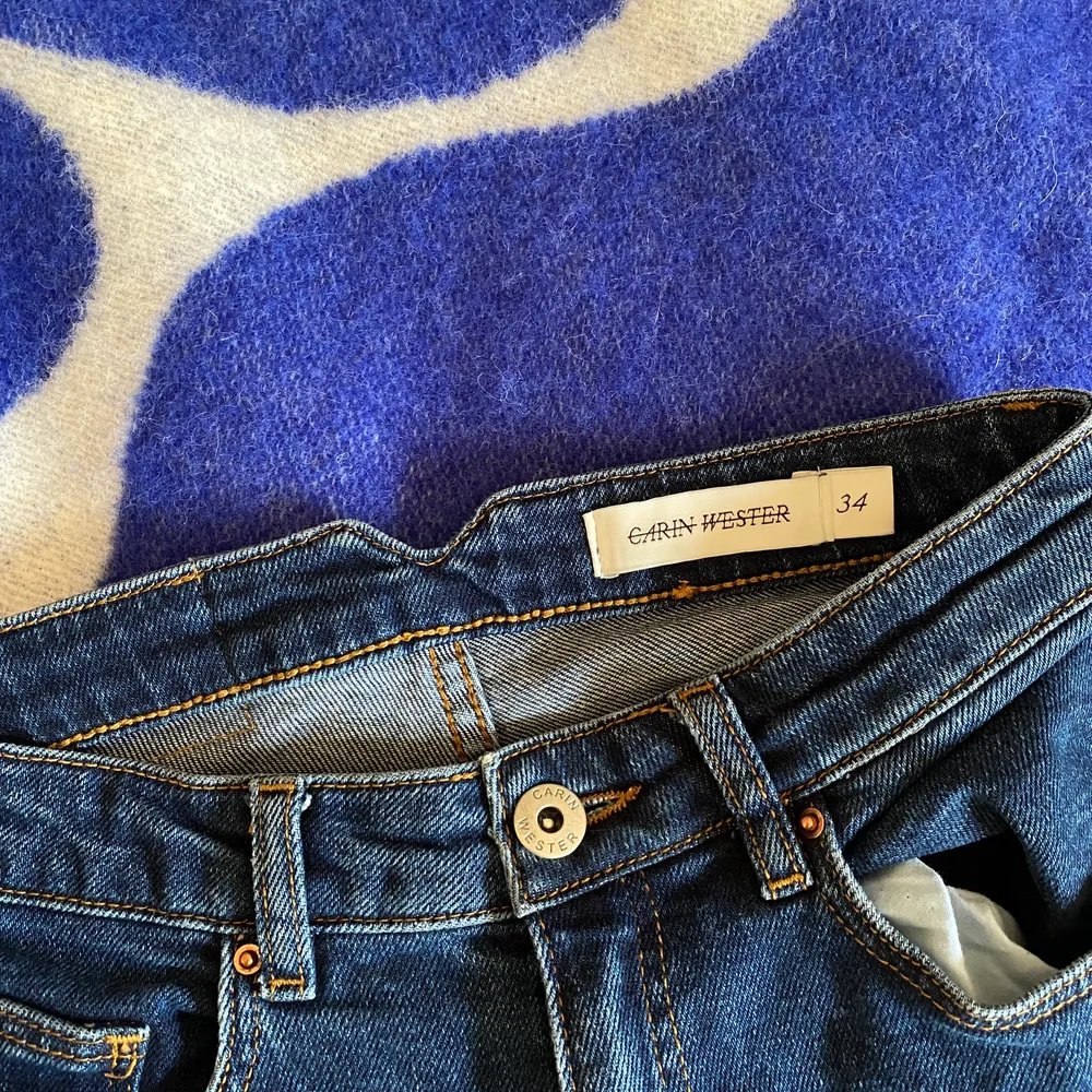 Ett favoritpar jeans som tyvärr blivit försmå & nu söker ny ägare <3  väldigt bra skick, färgen syns bäst på andra bilden. Fraktar eller möts upp i Karlstad/Uppsala. Jeans & Byxor.
